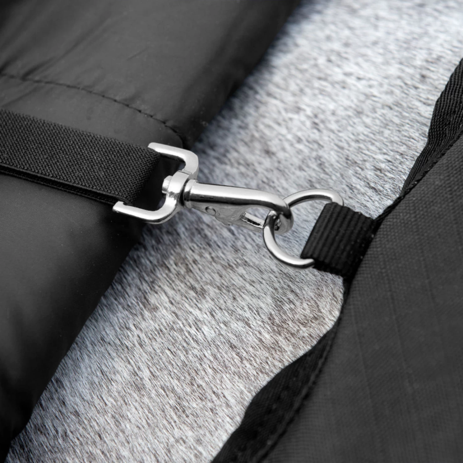 Horze Nevada Medium Weight Turnout Blanket 200g - Black - Image 3