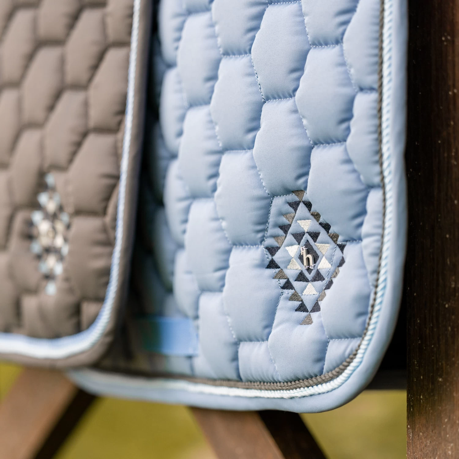 Horze Arizona Double Corded Dressage Saddle Pad - Smoked Pearl Grey - Image 4